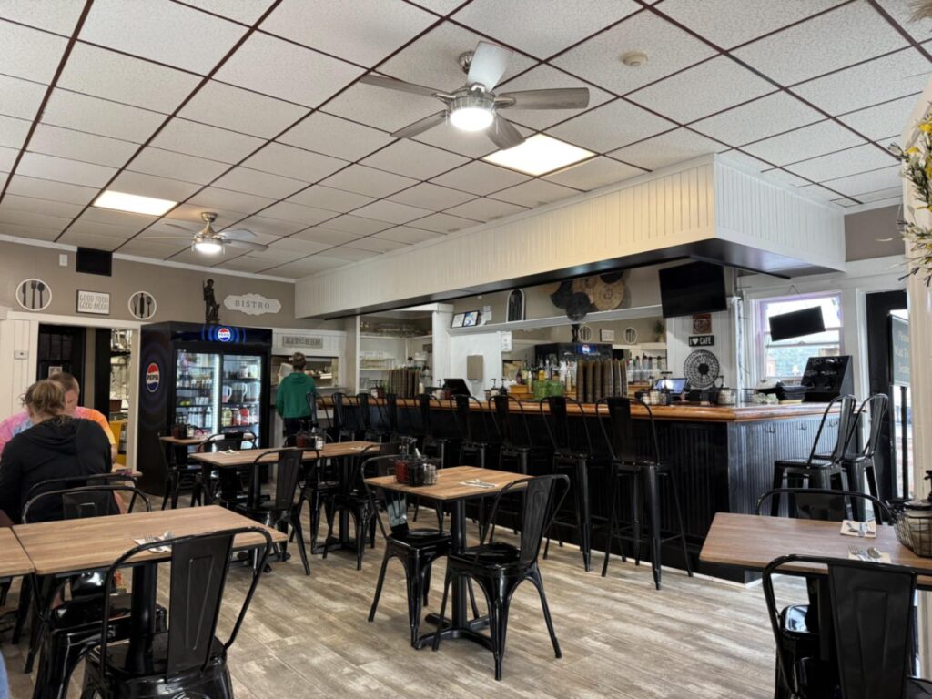 Mandy & Matt\\\'s Café 3